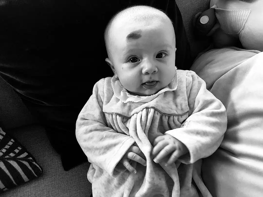 Nez, Joue, Peau, Head, Sourire, Eyebrow, Yeux, Facial Expression, Blanc, Mouth, Black, Comfort, Human Body, Flash Photography, Sleeve, Baby & Toddler Clothing, Iris, Gesture, Black-and-white, Personne