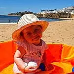 Ciel, Eau, Sourire, Chapi Chapo, Shorts, People On Beach, Plage, Body Of Water, Sun Hat, Happy, Voyages, Leisure, Bambin, Summer, Fun, Baby, Recreation, Sand, Holiday, Assis, Personne, Joy, Headwear