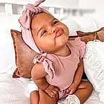 Joue, Peau, Sourire, Hand, Bras, Comfort, Baby & Toddler Clothing, Neck, Sleeve, Happy, Gesture, Rose, Finger, Baby, Bambin, Thigh, Linens, Thumb, Enfant, Abdomen, Personne, Headwear