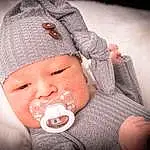 Nez, Joue, Peau, Lip, Chin, Eyebrow, Yeux, Mouth, Eyelash, Oreille, Human Body, Flash Photography, Neck, Baby, Baby & Toddler Clothing, Gesture, Happy, Headgear, Finger, Bambin, Personne, Headwear