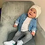 Visage, Peau, Head, Sourire, VÃªtements dâ€™extÃ©rieur, Yeux, Facial Expression, Comfort, Jambe, Human Body, Baby & Toddler Clothing, Textile, Sleeve, Grey, Finger, Couch, Cap, Baby, Knee, Bambin, Personne, Joy, Headwear