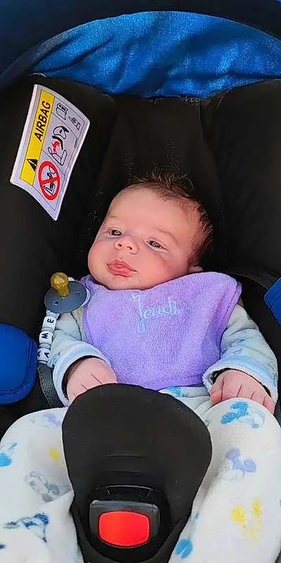 Joue, Coiffure, Facial Expression, Bleu, Comfort, Baby & Toddler Clothing, Purple, Sleeve, Baby, Chair, Bambin, Lap, Enfant, Beauty, Baby Carriage, Baby In Car Seat, Assis, Electric Blue, Baby Products, Personne