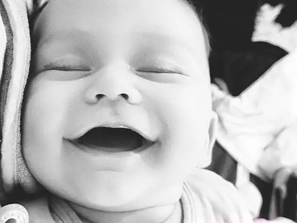Nez, Visage, Sourire, Joue, Peau, Lip, Chin, Eyebrow, Photograph, Mouth, Blanc, Baby, Flash Photography, Happy, Sleeve, Iris, Baby & Toddler Clothing, Gesture, Oreille, Black-and-white, Personne, Joy