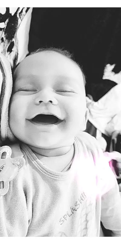 Nez, Visage, Sourire, Joue, Peau, Lip, Chin, Eyebrow, Photograph, Mouth, Blanc, Baby, Flash Photography, Happy, Sleeve, Iris, Baby & Toddler Clothing, Gesture, Oreille, Black-and-white, Personne, Joy