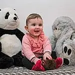 Nez, Sourire, Facial Expression, Jouets, Blanc, Panda, Textile, Comfort, Interaction, Rose, Happy, Carnivore, Museau, Stuffed Toy, Teddy Bear, Peluches, Fun, Poil, Terrestrial Animal, Personne, Joy