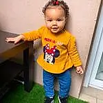 Clothing, Hair, Visage, Head, Coiffure, Shoe, Sourire, Yeux, Facial Expression, Baby & Toddler Clothing, Human Body, Sleeve, Debout, Dress, Happy, Cool, Bambin, T-shirt, Sportswear, Fun, Personne