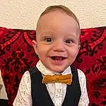 Hair, Visage, Joue, Sourire, Peau, Head, Chin, Coiffure, Yeux, Neck, Human Body, Bow Tie, Sleeve, Flash Photography, Baby & Toddler Clothing, Happy, Baby, Iris, Bambin, Red, Personne, Joy