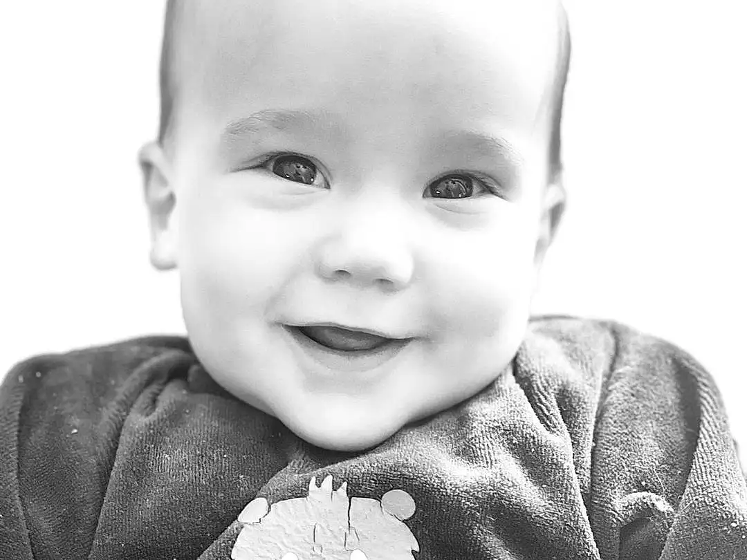 Sourire, Head, Peau, VÃªtements dâ€™extÃ©rieur, Bras, Photograph, Yeux, Facial Expression, Blanc, Human Body, Sleeve, Debout, Felidae, Baby & Toddler Clothing, Happy, Grey, Style, Black-and-white, Personne, Joy