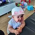 Peau, Chapi Chapo, Fun, Television, Bambin, Leisure, Shelf, Room, Enfant, Jouets, Human Leg, Baby, Sun Hat, Happy, Picture Frame, DÃ©guisements, Vacation, Animation, Party, Baby Products, Personne, Headwear