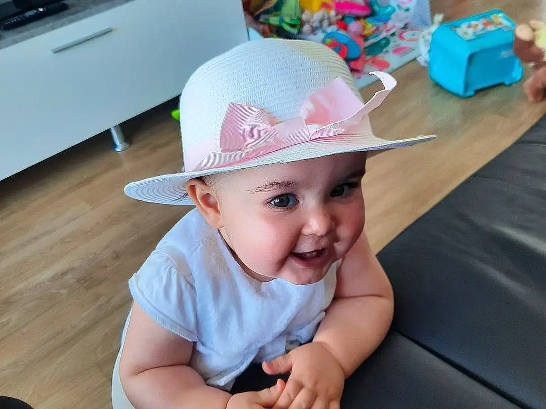Peau, Chapi Chapo, Fun, Television, Bambin, Leisure, Shelf, Room, Enfant, Jouets, Human Leg, Baby, Sun Hat, Happy, Picture Frame, DÃ©guisements, Vacation, Animation, Party, Baby Products, Personne, Headwear