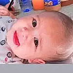 Visage, Nez, Joue, Peau, Lip, Eyebrow, Mouth, Yeux, Eyelash, Iris, Baby, Oreille, Bambin, Bathing, Enfant, Throat, Baby Products, Sourire, Chest, Room, Personne