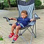 Plante, Folding Chair, Chair, Comfort, Outdoor Furniture, Public Space, Leisure, Herbe, Shorts, Arbre, Lap, Recreation, Shade, Bambin, Electric Blue, Fun, Enfant, T-shirt, Assis, Vacation, Personne