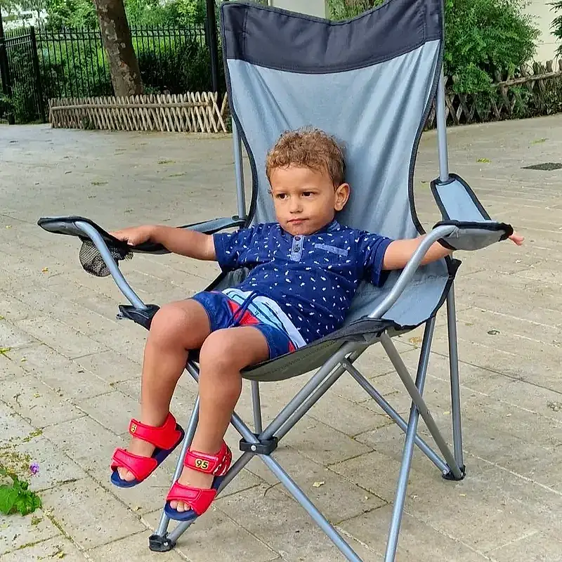 Plante, Folding Chair, Chair, Comfort, Outdoor Furniture, Public Space, Leisure, Herbe, Shorts, Arbre, Lap, Recreation, Shade, Bambin, Electric Blue, Fun, Enfant, T-shirt, Assis, Vacation, Personne