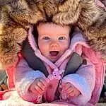 Nez, Visage, Joue, Peau, Head, Yeux, Facial Expression, Comfort, Sourire, Baby & Toddler Clothing, Fur Clothing, Baby, Happy, Bambin, Cap, Jacket, Herbe, Poil, Hiver, Personne