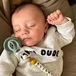 Visage, Nez, Joue, Peau, Head, Chin, Hand, Facial Expression, Comfort, Mouth, Baby Sleeping, Baby, Baby & Toddler Clothing, Textile, Sleeve, Orange, Gesture, Finger, Personne