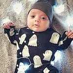 Joue, Yeux, Sleeve, Gesture, Baby & Toddler Clothing, Baby, Bambin, Cap, Enfant, Thumb, Pattern, Beanie, Jouets, Knit Cap, Poil, Personal Protective Equipment, Personne, Headwear