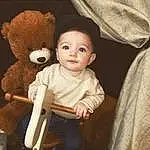 Joue, Sleeve, Happy, Jouets, Flash Photography, Baby, Baby & Toddler Clothing, Bambin, Doll, Teddy Bear, Assis, Stuffed Toy, Enfant, Room, LÃ©gende de la photo, Poil, T-shirt, Portrait Photography, Baby Products, Vintage Clothing, Personne
