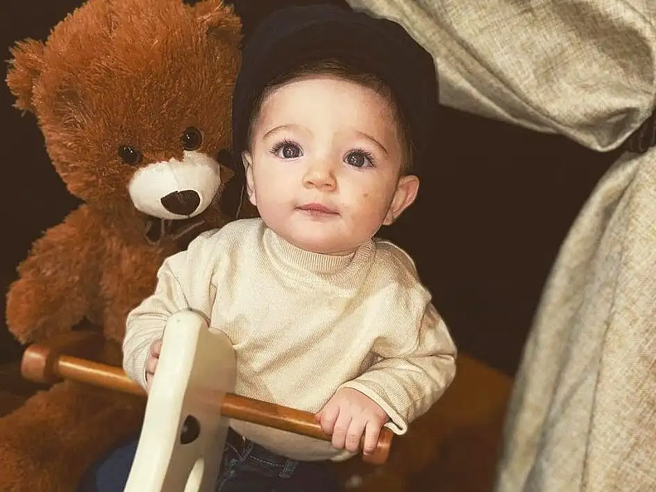 Joue, Sleeve, Happy, Jouets, Flash Photography, Baby, Baby & Toddler Clothing, Bambin, Doll, Teddy Bear, Assis, Stuffed Toy, Enfant, Room, LÃ©gende de la photo, Poil, T-shirt, Portrait Photography, Baby Products, Vintage Clothing, Personne