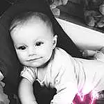 Joue, Peau, Coiffure, Bras, Photograph, Facial Expression, Blanc, Black, Flash Photography, Sourire, Sleeve, Debout, Baby & Toddler Clothing, Black-and-white, Gesture, Iris, Style, Happy, Baby, Cool, Personne