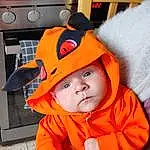 Yeux, Mouth, Orange, Comfort, Fun, Bambin, Baby, Home Appliance, Enfant, Kitchen Appliance, Personal Protective Equipment, Assis, Baby & Toddler Clothing, Audio Equipment, Trick-or-treat, Déguisements, Vacation, Room, Personne, Headwear