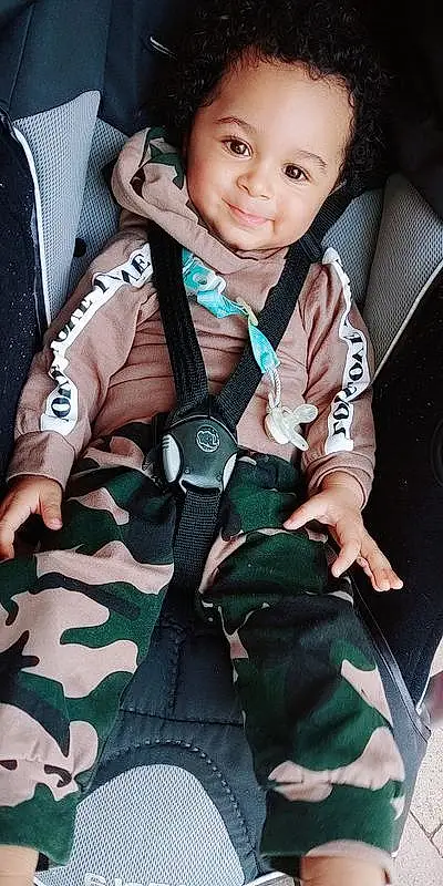 Sourire, Blanc, Green, Sleeve, Gesture, Finger, Bag, Bambin, Baby In Car Seat, Comfort, Baby Carriage, Baby, Camouflage, Happy, Seat Belt, Baby Products, Baby & Toddler Clothing, Enfant, Pattern, Military Camouflage, Personne