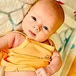 Visage, Nez, Joue, Peau, Head, Lip, Stomach, Bras, Yeux, Baby & Toddler Clothing, Neck, Human Body, Sleeve, Textile, Sourire, Comfort, Baby, Happy, Yellow, Personne