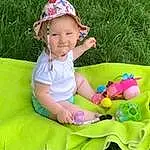 Sourire, People In Nature, Happy, Bambin, Cap, Herbe, Chapi Chapo, Baby & Toddler Clothing, Leisure, Baby, Fun, Recreation, Terrestrial Plant, Enfant, Baseball Cap, Pelouse, Meadow, Sharing, Magenta, Grassland, Personne, Joy, Headwear