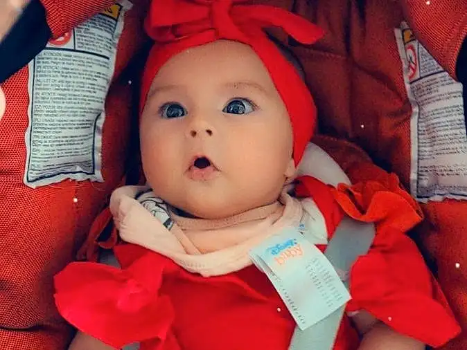 Joue, Peau, Lip, Yeux, Mouth, Human Body, Orange, Textile, Rose, Finger, Red, Happy, Doll, Baby, Beauty, Enfant, Baby & Toddler Clothing, Fun, Jouets, Bambin, Personne, Surprise, Headwear