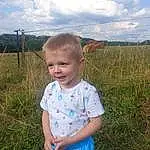 Ciel, Cloud, People In Nature, Baby & Toddler Clothing, Sleeve, Happy, Bambin, Herbe, Summer, Fun, Meadow, Grassland, Leisure, Landscape, Electric Blue, Horizon, Prairie, Pattern, T-shirt, Cumulus, Personne