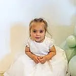 Peau, Dress, Flash Photography, Happy, Gesture, Balloon, Baby & Toddler Clothing, Baby, Bambin, Event, Fun, Blond, Bridal Accessory, Enfant, Assis, Formal Wear, Jewellery, Portrait Photography, Room, Personne