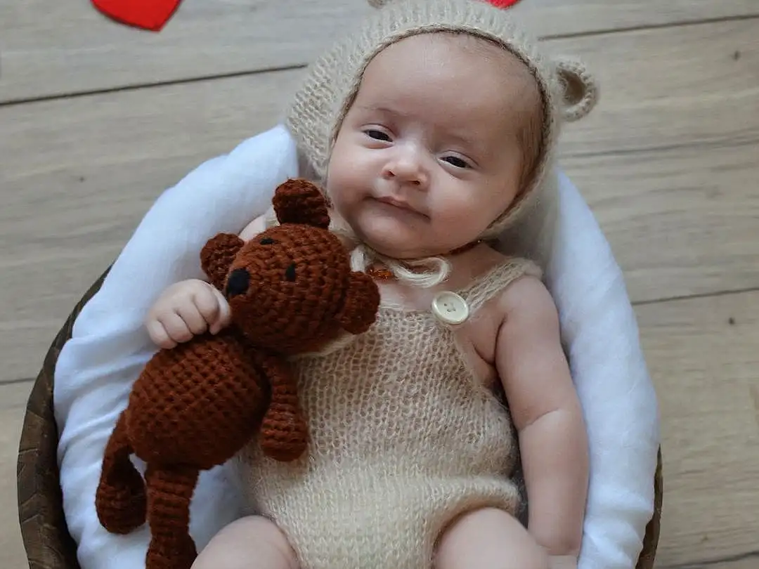 Sourire, Stomach, Jouets, Baby & Toddler Clothing, Comfort, Happy, Faon, Thigh, Bois, Baby, Teddy Bear, Foot, Abdomen, Human Leg, Pattern, Stuffed Toy, Enfant, Baby Products, Assis, Carmine, Personne