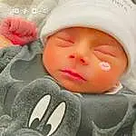 Joue, Peau, Hand, Mouth, Comfort, Baby Sleeping, Human Body, Textile, Baby & Toddler Clothing, Gesture, Eyelash, Finger, Chapi Chapo, Happy, Baby, Cap, Linens, Bambin, Nail, Personne, Headwear