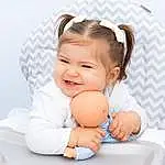 Visage, Peau, Sourire, Hand, Bras, Comfort, Baby, Baby & Toddler Clothing, Human Body, Baby Playing With Toys, Happy, Gesture, Finger, Bambin, Thumb, Table, Baby Products, Enfant, Fun, Personne, Joy