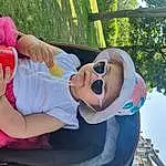 Mouth, Arbre, Happy, Gesture, Rose, Leisure, Eyewear, Fun, Recreation, Herbe, Event, Enfant, Spring, Sunglasses, Chapi Chapo, Assis, Vacation, Bambin, Jouets, Sandal, Personne