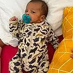 Facial Expression, Comfort, Human Body, Textile, Sleeve, Baby & Toddler Clothing, Yellow, Bambin, Baby, Thigh, Couch, Baby Sleeping, Enfant, Linens, T-shirt, Knee, Human Leg, Pattern, Bedding, Assis, Personne