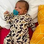 Comfort, Human Body, Textile, Sleeve, Baby & Toddler Clothing, Yellow, Baby Sleeping, Baby, Bambin, Thigh, Knee, Enfant, Linens, Pattern, Leisure, Human Leg, Couch, Play, Personne