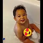 Visage, Sourire, Eau, Bras, Bathtub, Blanc, Bathroom, Bath Toy, Happy, Bathing, Baballe, Baby Playing With Toys, Baby, Bambin, Leisure, Chest, Plumbing Fixture, Recreation, Fun, Plumbing, Personne, Joy