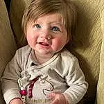 Clothing, Nez, Visage, Joue, Peau, Head, Lip, Chin, Coiffure, Bras, Yeux, Facial Expression, Sourire, Comfort, Chapi Chapo, Human Body, Baby & Toddler Clothing, Neck, Sleeve, Textile, Personne