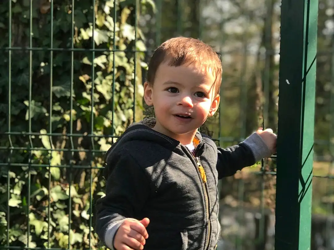 Plante, Sourire, People In Nature, Leaf, Botany, Debout, Happy, Herbe, Arbre, Jacket, Baby & Toddler Clothing, Bambin, Leisure, Bois, T-shirt, Fun, Fence, ForÃªt, Recreation, Woodland, Personne, Joy