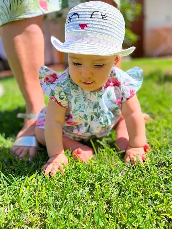Clothing, Plante, Green, Chapi Chapo, People In Nature, Cap, Sun Hat, Rose, Herbe, Happy, Bambin, Summer, Baby & Toddler Clothing, Groundcover, Leisure, Pelouse, Baby, Shorts, Fun, Personne, Headwear