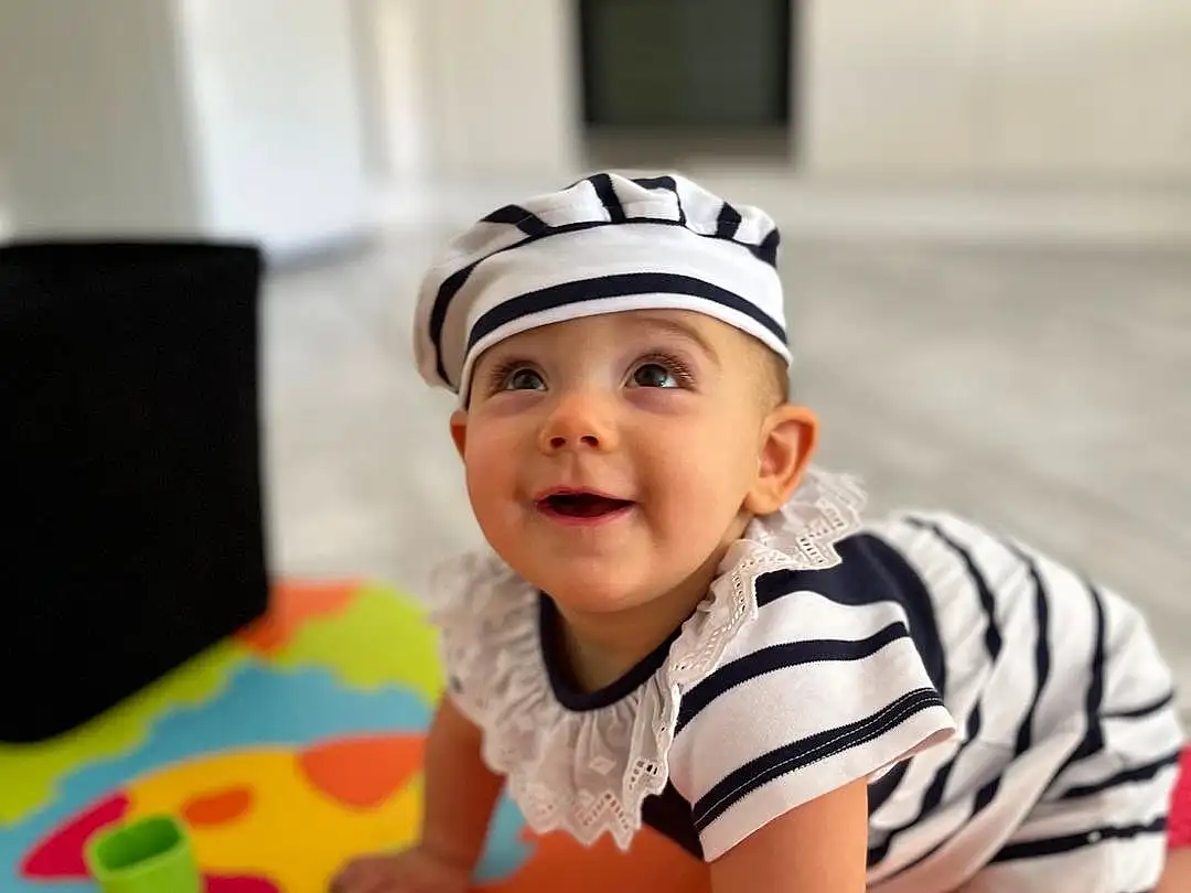 Happy, Sourire, Bambin, Fun, Baby & Toddler Clothing, Enfant, Television, Leisure, Cap, Bois, Assis, Baby, Recreation, Room, Play, Crawling, Herbe, Pattern, Personne, Joy, Headwear
