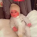 Comfort, Jouets, Human Body, Baby Sleeping, Baby, Peluches, Linens, Stuffed Toy, Poil, Baby & Toddler Clothing, Baby Products, Carmine, Baby Toys, Bed, Teddy Bear, Couch, Assis, Cap, Beanie, Bedding, Personne