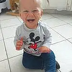 Enfant, Facial Expression, Bambin, Head, Peau, Joue, Sourire, Bras, Jambe, T-shirt, Baby, Cool, Footwear, Sleeve, Play, Laugh, Lunettes, Shoe, Assis, Personne, Joy