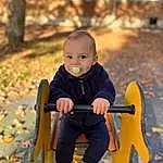 People In Nature, Sunlight, Happy, Herbe, Baby, Bambin, Sourire, Bois, Leisure, Recreation, Outdoor Play Equipment, Baby Carriage, Arbre, City, Baby Products, Chair, Assis, Enfant, Electric Blue, Fun, Personne