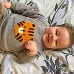 Mouth, Comfort, Sourire, Textile, Sleeve, Finger, Bambin, Baby Sleeping, Baby & Toddler Clothing, Happy, Linens, Enfant, Pattern, Baby, Stuffed Toy, Bedding, Bedtime, Elbow, Room, Personne, Joy