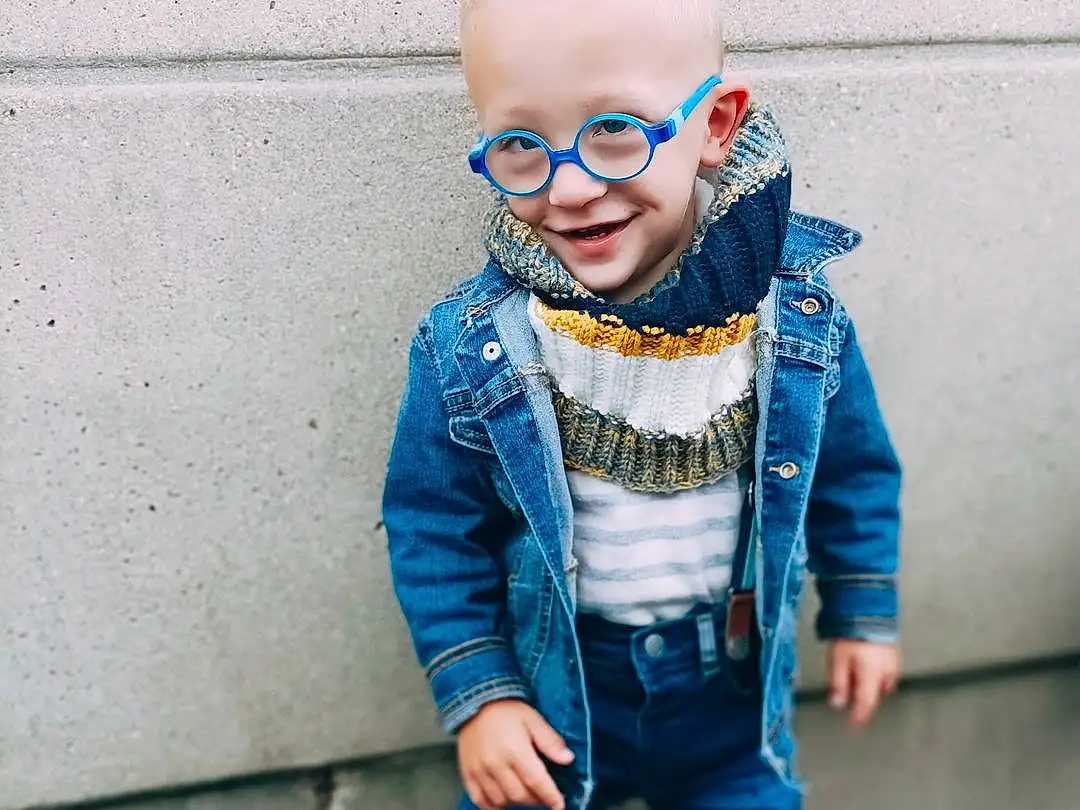Visage, Head, Shoe, Yeux, Human Body, Sleeve, Baby & Toddler Clothing, Happy, Sourire, Cool, Bambin, Goggles, Sunglasses, Electric Blue, Personal Protective Equipment, Denim, Scarf, Enfant, Eyewear, Fashion Design, Personne, Joy