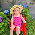 Visage, Plante, Yeux, Chapi Chapo, Botany, People In Nature, Leaf, Baby & Toddler Clothing, Happy, Herbe, Sun Hat, Rose, Dress, Fleur, Leisure, Summer, Bambin, Petal, Magenta, Baby, Personne