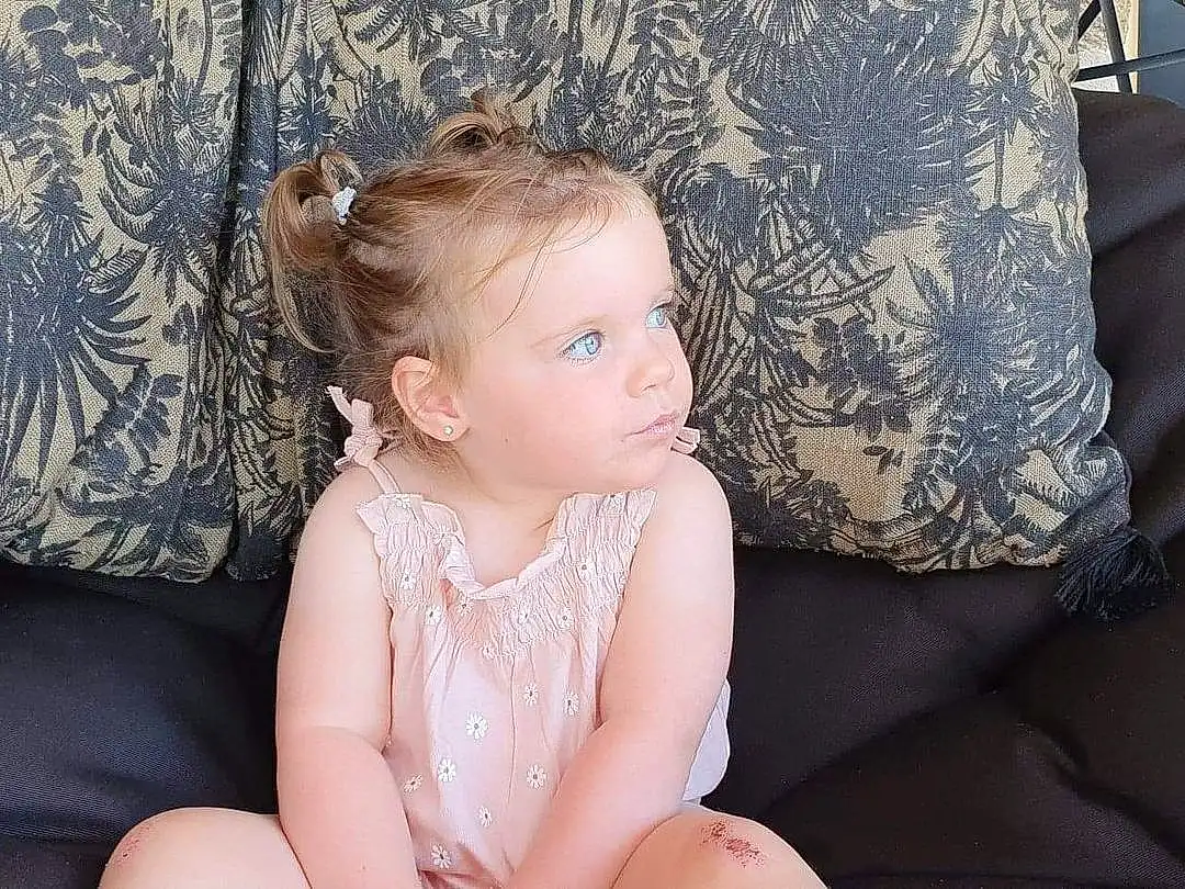 Hair, Visage, Joue, Peau, Head, Coiffure, Yeux, Flash Photography, Neck, Iris, Happy, Comfort, Bambin, Beauty, Fun, Thigh, Baby & Toddler Clothing, Human Leg, Blond, Brown Hair, Personne