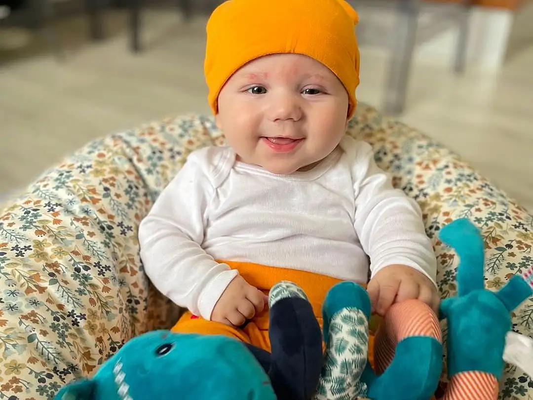 Sourire, Peau, Yeux, Textile, Baby, Cap, Baby & Toddler Clothing, Bambin, Comfort, Headgear, Enfant, Happy, Sock, Fun, Baby Products, Assis, Event, Lap, Holiday, Knit Cap, Personne, Headwear