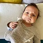 Hair, Nez, Joue, Joint, Peau, Head, Lip, Chin, Yeux, Sourire, Comfort, Neck, Textile, Sleeve, Iris, Gesture, Baby & Toddler Clothing, Finger, Baby, Bambin, Personne